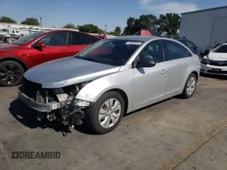 2015 Chevrolet Cruze LS z VIN 1G1PA5SG8F7261002, wystawiony jako Copart lot #58969545 z przebiegiem 348 449 mil mil oraz Szkoda całkowita • Salvage title. Historia ofert i sprzedaży dostępna na DreamBid. Obrazek 1.