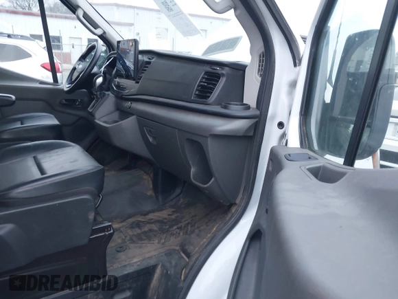 2022 Ford Transit Cargo z VIN 1FTBR2CG0NKA17606, wystawiony jako IAAI lot #41061434 z przebiegiem 64 062 mil mil oraz . Historia ofert i sprzedaży dostępna na DreamBid. Obrazek 5.