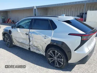 2023 Toyota bZ4X XLE z VIN JTMAAAAA6PA015170, wystawiony jako IAAI lot #42119233 z przebiegiem 64 284 mil mil oraz . Historia ofert i sprzedaży dostępna na DreamBid. Obrazek 3.