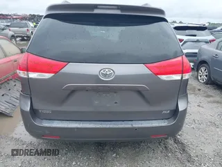 2011 Toyota Sienna XLE AAS z VIN 5TDYK3DC9BS114078, wystawiony jako IAAI lot #42434853 z przebiegiem 301 384 mil mil oraz . Historia ofert i sprzedaży dostępna na DreamBid. Obrazek 15.