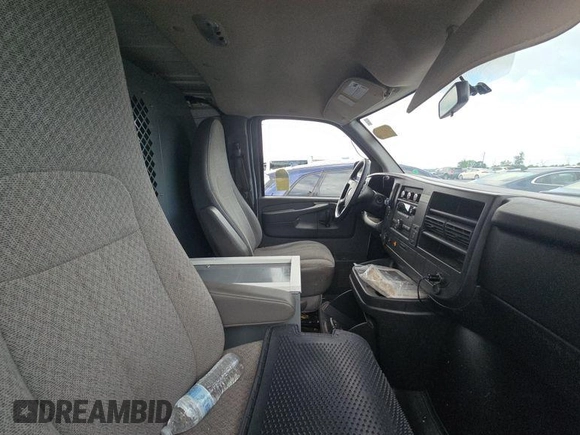 2014 Chevrolet Express Cargo z VIN 1GCSGAFX3E1200712, wystawiony jako IAAI lot #42854205 z przebiegiem 64 421 mil mil oraz . Historia ofert i sprzedaży dostępna na DreamBid. Obrazek 20.