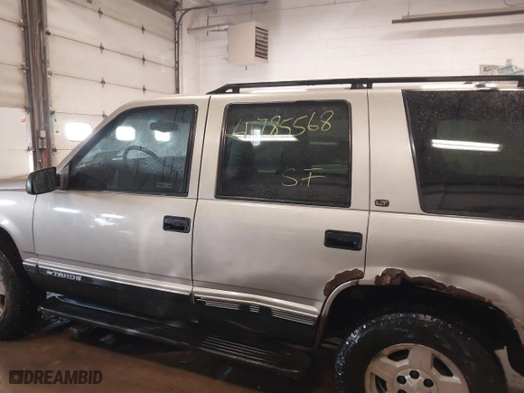 1998 Chevrolet Tahoe with VIN 1GNEK13R6WJ377054, listed as a IAAI auction lot 41785568 with 327,139 mi miles. Bid and sale history available at carsss.com. Image 14.