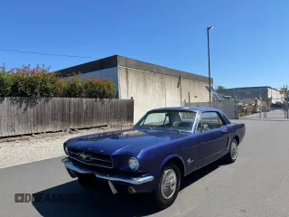 1965 Ford Mustang z VIN 5R07C152590, wystawiony jako Copart lot #66964995 z przebiegiem 22 386 mil mil oraz Czysty tytuł • Clean title. Historia ofert i sprzedaży dostępna na DreamBid. Obrazek 2.