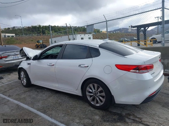 2018 Kia Optima LX with VIN 5XXGT4L30JG263429, listed as a IAAI auction lot 41729317 with 1 mi miles. Bid and sale history available at carsss.com. Image 3.