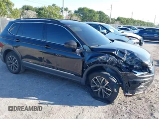 2020 Volkswagen Tiguan SE z VIN 3VV3B7AX1LM019574, wystawiony jako IAAI lot #41450002 z przebiegiem 44 553 mil mil oraz . Historia ofert i sprzedaży dostępna na DreamBid. Obrazek 1.