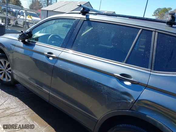 2018 Volkswagen Tiguan S with VIN 3VV1B7AX3JM058106, listed as a IAAI auction lot 41733458 with 164,268 mi miles. Bid and sale history available at carsss.com. Image 14.