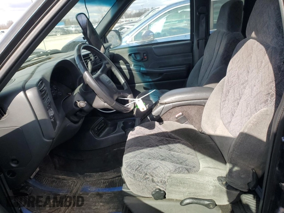 2002 GMC Sonoma SL Fleet z VIN 1GTCS19W628106655, wystawiony jako Copart lot #52509835 z przebiegiem 149 172 mil mil oraz Szkoda całkowita • Salvage title. Historia ofert i sprzedaży dostępna na DreamBid. Obrazek 7.