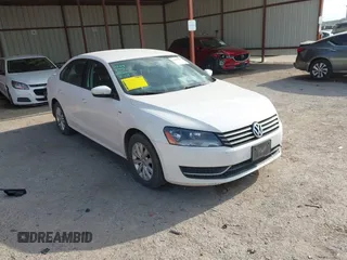 2015 Volkswagen Passat Limited Edition Edition z VIN 1VWAT7A31FC055719, wystawiony jako IAAI lot #42053299 z przebiegiem 166 746 mil mil oraz . Historia ofert i sprzedaży dostępna na DreamBid. Obrazek 1.