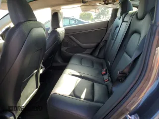 2023 Tesla Model 3 z VIN 5YJ3E1EA6PF681833, wystawiony jako Copart lot #55557834 z przebiegiem 36 522 mil mil oraz Szkoda całkowita • Salvage title. Historia ofert i sprzedaży dostępna na DreamBid. Obrazek 10.