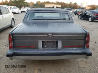 1985 Cadillac Fleetwood z VIN 1G6CB6984F4325337, wystawiony jako Copart lot #82255894 z przebiegiem 46 192 mil mil oraz Czysty tytuł • Clean title. Historia ofert i sprzedaży dostępna na DreamBid. Obrazek 6.