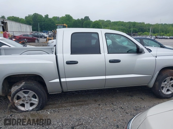 2010 Dodge Dakota Bighorn/Lonestar z VIN 1D7CW3GK4AS140049, wystawiony jako IAAI lot #42231805 z przebiegiem 149 489 mil mil oraz . Historia ofert i sprzedaży dostępna na DreamBid. Obrazek 14.
