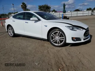 2013 Tesla Model S z VIN 5YJSA1CN1DFP11636, wystawiony jako Copart lot #78333554 z przebiegiem 101 625 mil mil oraz Szkoda całkowita • Salvage title. Historia ofert i sprzedaży dostępna na DreamBid. Obrazek 4.