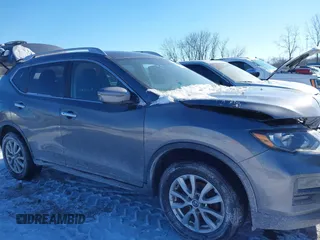 2018 Nissan Rogue SV z VIN KNMAT2MV9JP591094, wystawiony jako IAAI lot #41318760 z przebiegiem 174 551 mil mil oraz . Historia ofert i sprzedaży dostępna na DreamBid. Obrazek 13.