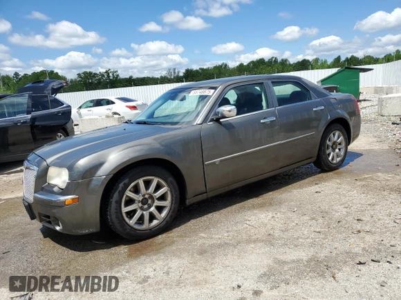 2008 Chrysler 300 C Hemi z VIN 2C3KA63H28H287802, wystawiony jako Copart lot #55748875 z przebiegiem 218 568 mil mil oraz Nie do naprawy • Non repairable. Historia ofert i sprzedaży dostępna na DreamBid. Obrazek 1.
