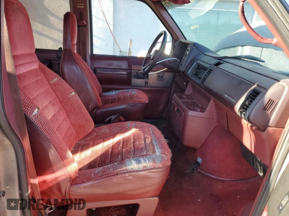 1992 Chevrolet Astro with VIN 1GNDM19Z3NB219051, listed as a Copart auction lot 41997675 with 242,745 mi miles and Salvage Title. Bid and sale history available at carsss.com. Image 7.