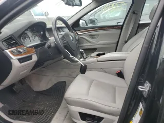 2013 BMW 5 Series 528i xDrive z VIN WBAXH5C58DD108132, wystawiony jako Copart lot #57969865 z przebiegiem 68 308 mil mil oraz Szkoda całkowita • Salvage title. Historia ofert i sprzedaży dostępna na DreamBid. Obrazek 7.