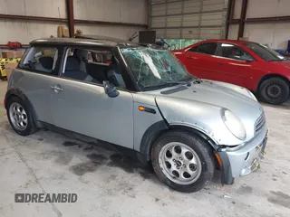 2005 MINI Hardtop z VIN WMWRC33445TJ65289, wystawiony jako IAAI lot #42358377 z przebiegiem 184 367 mil mil oraz . Historia ofert i sprzedaży dostępna na DreamBid. Obrazek 1.