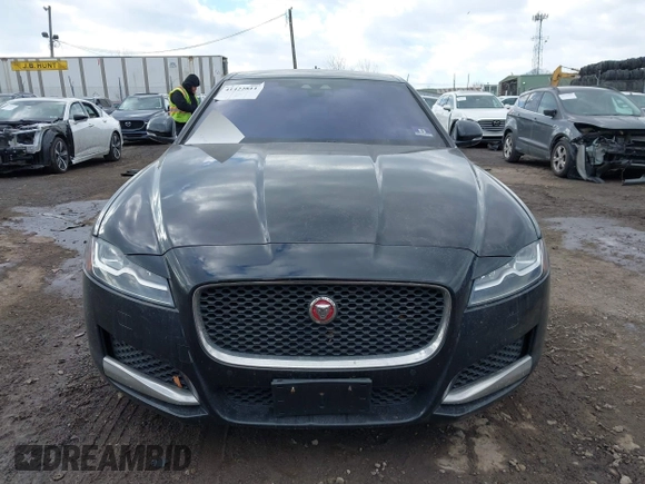 2017 Jaguar XF 35t Premium with VIN SAJBJ4BV4HCY35231, listed as a IAAI auction lot 41422811 with 92,484 mi miles. Bid and sale history available at carsss.com. Image 6.