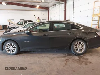 2018 Chevrolet Malibu LT z VIN 1G1ZD5ST5JF223948, wystawiony jako IAAI lot #42248560 z przebiegiem 75 643 mil mil oraz . Historia ofert i sprzedaży dostępna na DreamBid. Obrazek 14.