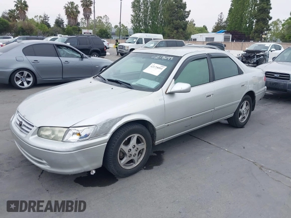 2001 Toyota Camry LE z VIN 4T1BF22K61U126600, wystawiony jako IAAI lot #42175093 z przebiegiem 294 276 mil mil oraz . Historia ofert i sprzedaży dostępna na DreamBid. Obrazek 2.