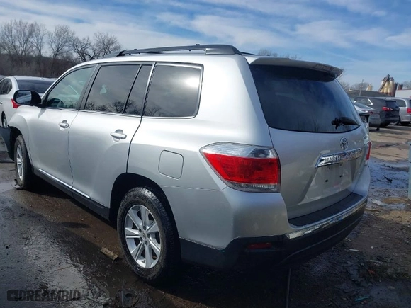2011 Toyota Highlander with VIN 5TDBK3EH4BS044957, listed as a IAAI auction lot 41696233 with 276,287 mi miles. Bid and sale history available at carsss.com. Image 3.
