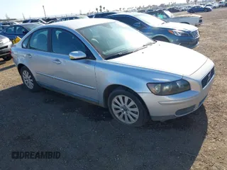 2005 Volvo S40 with VIN YV1MS390X52115002, listed as a IAAI auction lot 42095698 with 261,592 mi miles. Bid and sale history available at carsss.com. Image 1.