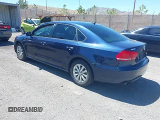 2015 Volkswagen Passat Limited Edition Edition z VIN 1VWAT7A38FC049237, wystawiony jako IAAI lot #42185305 z przebiegiem 157 351 mil mil oraz . Historia ofert i sprzedaży dostępna na DreamBid. Obrazek 3.