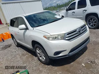 2011 Toyota Highlander z VIN 5TDZK3EH9BS024539, wystawiony jako IAAI lot #42399518 z przebiegiem 330 532 mil mil oraz . Historia ofert i sprzedaży dostępna na DreamBid. Obrazek 1.