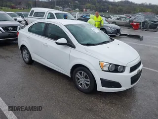 2014 Chevrolet Sonic LT z VIN 1G1JC5SH4E4176196, wystawiony jako IAAI lot #41870801 z przebiegiem 151 520 mil mil oraz . Historia ofert i sprzedaży dostępna na DreamBid. Obrazek 1.