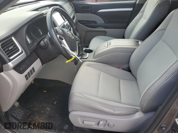 2019 Toyota Highlander LE with VIN 5TDBZRFH5KS930038, listed as a Copart auction lot 61880015 with 85,641 mi miles and Salvage title. Bid and sale history available at DreamBid. Image 7.