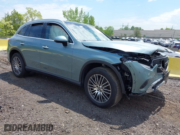2025 Mercedes-Benz GLC 300 z VIN W1NKM4HB7SF357792, wystawiony jako IAAI lot #42177374 z przebiegiem 982 mil mil oraz . Historia ofert i sprzedaży dostępna na DreamBid. Obrazek 1.