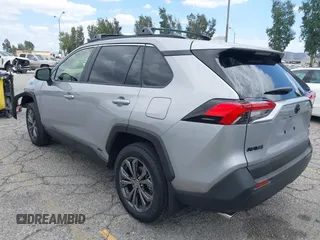 2025 Toyota RAV4 Hybrid XLE Premium z VIN JTMB6RFV5SD157761, wystawiony jako IAAI lot #42261188 z przebiegiem 3 586 mil mil oraz . Historia ofert i sprzedaży dostępna na DreamBid. Obrazek 3.