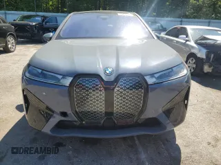2022 BMW iX xDrive50 z VIN WB523CF00NCK44547, wystawiony jako Copart lot #55262775 z przebiegiem 22 664 mil mil oraz Szkoda całkowita • Salvage title. Historia ofert i sprzedaży dostępna na DreamBid. Obrazek 5.
