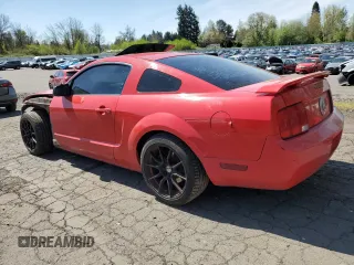 2005 Ford Mustang Deluxe z VIN 1ZVFT80N555129676, wystawiony jako Copart lot #52985715 z przebiegiem 135 160 mil mil oraz Szkoda całkowita • Salvage title. Historia ofert i sprzedaży dostępna na DreamBid. Obrazek 2.