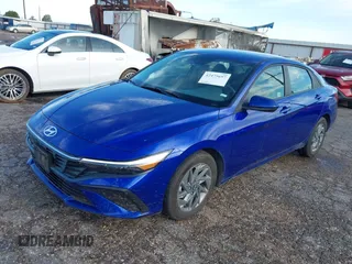 2024 Hyundai Elantra SEL z VIN KMHLM4DG5RU823587, wystawiony jako IAAI lot #42475697 z przebiegiem 27 753 mil mil oraz . Historia ofert i sprzedaży dostępna na DreamBid. Obrazek 2.