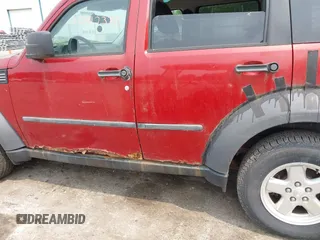 2007 Dodge Nitro SXT z VIN 1D8GU28KX7W555437, wystawiony jako IAAI lot #42412370 z przebiegiem 187 101 mil mil oraz . Historia ofert i sprzedaży dostępna na DreamBid. Obrazek 6.