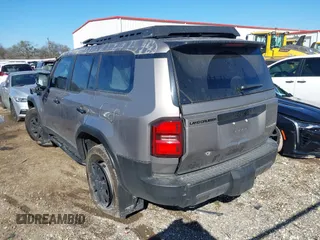 2024 Toyota Land Cruiser z VIN JTEABFAJ3RK001357, wystawiony jako IAAI lot #41206628 z przebiegiem 7060 mil mil oraz . Historia ofert i sprzedaży dostępna na DreamBid. Obrazek 3.