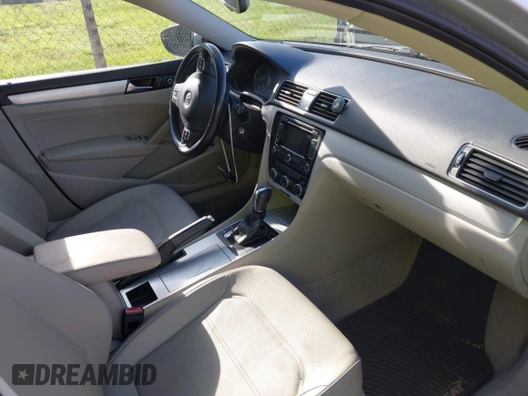 2012 Volkswagen Passat SE с VIN 1VWBH7A31CC060209, выставлен на аукционе IAAI как лот 42300402 с пробегом 92 024 миль миль и . История ставок и продаж доступна на DreamBid. Изображение 5.