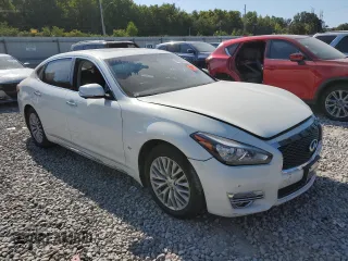 2015 Infiniti Q70 z VIN JN1BY1PP0FM601942, wystawiony jako Copart lot #68659924 z przebiegiem Nie podano mil oraz Szkoda całkowita • Salvage title. Historia ofert i sprzedaży dostępna na DreamBid. Obrazek 4.