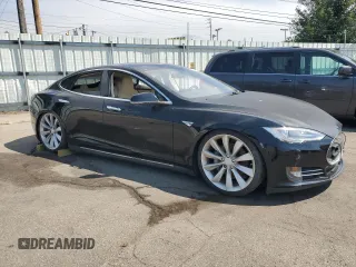 2013 Tesla Model S z VIN 5YJSA1CN8DFP22679, wystawiony jako Copart lot #64195095 z przebiegiem Nie podano mil oraz Czysty tytuł • Clean title. Historia ofert i sprzedaży dostępna na DreamBid. Obrazek 4.