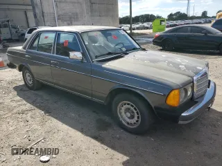 1984 Mercedes-Benz 300 with VIN WDBAB33A3EA157882, listed as a Copart auction lot 76098034 with 185,136 mi miles and Clean Title. Bid and sale history available at carsss.com. Image 4.
