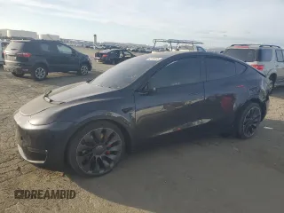 2024 Tesla Model Y Performance z VIN 7SAYGDEF3RF078535, wystawiony jako Copart lot #45749495 z przebiegiem 8 852 mil mil oraz Szkoda całkowita • Salvage title. Historia ofert i sprzedaży dostępna na DreamBid. Obrazek 1.