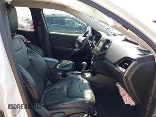 2019 Jeep Cherokee Latitude Plus z VIN 1C4PJLLB9KD232828, wystawiony jako IAAI lot #42373598 z przebiegiem 106 160 mil mil oraz . Historia ofert i sprzedaży dostępna na DreamBid. Obrazek 5.
