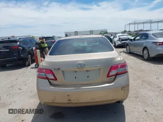 2011 Toyota Camry LE z VIN 4T1BF3EK7BU230614, wystawiony jako IAAI lot #42313505 z przebiegiem 218 730 mil mil oraz . Historia ofert i sprzedaży dostępna na DreamBid. Obrazek 16.