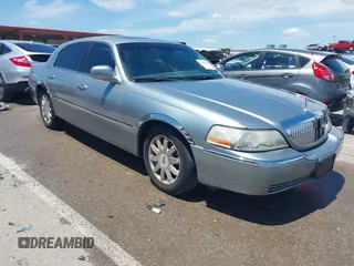 2006 Lincoln Town Car Signature Limited z VIN 1LNHM82VX6Y625932, wystawiony jako IAAI lot #42348839 z przebiegiem 105 088 mil mil oraz . Historia ofert i sprzedaży dostępna na DreamBid. Obrazek 1.