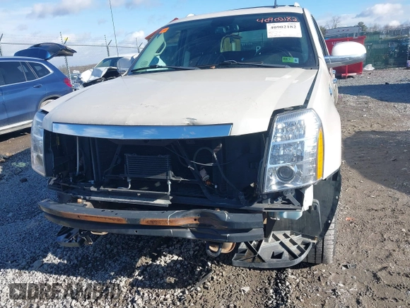 2011 Cadillac Escalade EXT Luxury with VIN 3GYT4MEF3BG221610, listed as a IAAI auction lot 40902182 with 81,580 mi miles. Bid and sale history available at carsss.com. Image 6.