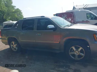 2009 Chevrolet Avalanche z VIN 3GNFK32YX9G201915, wystawiony jako IAAI lot #42470876 z przebiegiem 244 241 mil mil oraz . Historia ofert i sprzedaży dostępna na DreamBid. Obrazek 13.
