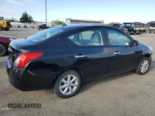 2012 Nissan Versa SV z VIN 3N1CN7APXCL939881, wystawiony jako Copart lot #58373915 z przebiegiem 82 970 mil mil oraz Szkoda całkowita • Salvage title. Historia ofert i sprzedaży dostępna na DreamBid. Obrazek 3.