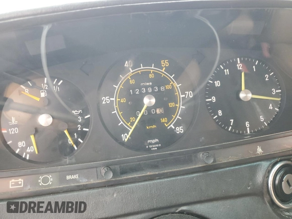 1981 Mercedes-Benz 300 D z VIN WDBAB30A3BB219467, wystawiony jako Copart lot #76183454 z przebiegiem 123 938 mil mil oraz Czysty tytuł • Clean title. Historia ofert i sprzedaży dostępna na DreamBid. Obrazek 9.
