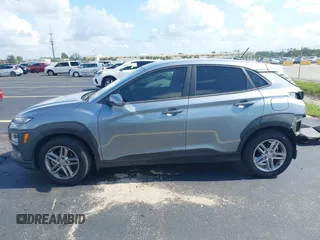 2021 Hyundai Kona SE z VIN KM8K12AA8MU665778, wystawiony jako IAAI lot #42364155 z przebiegiem 63 713 mil mil oraz . Historia ofert i sprzedaży dostępna na DreamBid. Obrazek 15.